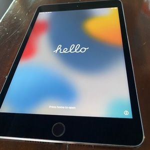 Apple iPad Mini 4. 128 G. Like new, case included.